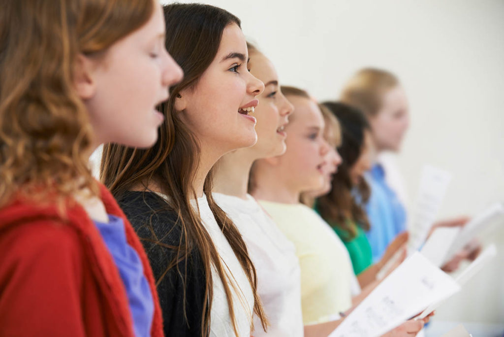 Gruppe von Kindern singen gemeinsam