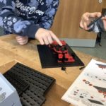 Fischertechnik Schüler zeigt auf Modell