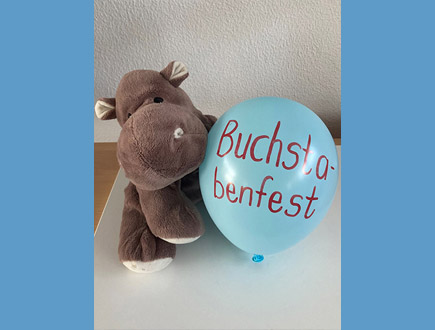 Buchstabenfest - Bär mit blauem Luftballon