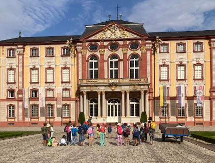 Klassen 1 und 2 vor dem Bruchsaler Schloss