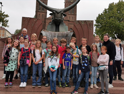 Klassenfahrt Pirmasens, Schulklasse vor dem Brunnen, Foto: Andrea Joosz