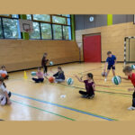 Kinder in der Sporthalle bei Basketball-Übungen