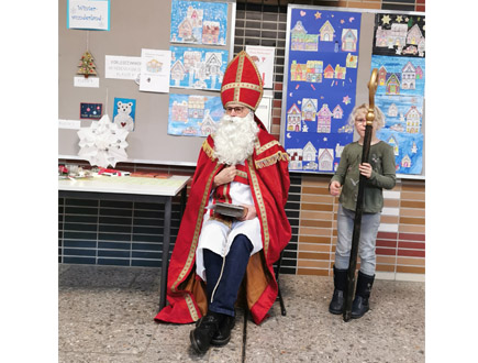 Nikolaus besucht die Burgschule