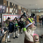 Guggenmusik Gruppe in den Räumen der Burgschule