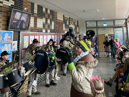 Guggenmusik Gruppe in den Räumen der Burgschule