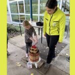 Der-Saft-fließt-schülerin-bedient-Apfelpresse