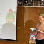 Autorin Uli Leistenschneider beim Vorlesen im Klassenzimmer