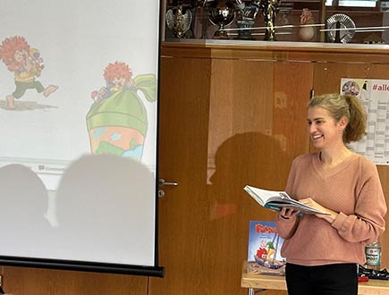 Autorin Uli Leistenschneider beim Vorlesen im Klassenzimmer