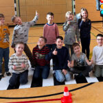 Schüler in der Sporthalle mit Verkehrsschilder
