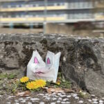gebastelter Papierosterhase vor einem Stein