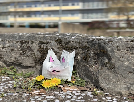 gebastelter Papierosterhase vor einem Stein